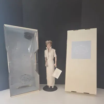 Diana, Princess Of Wales Porcelain Portrait Doll w/Box & Stand by The Franklin Mint 