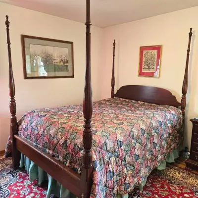 Vintage 4 Post Carved Wood Queen Bed Furniture 