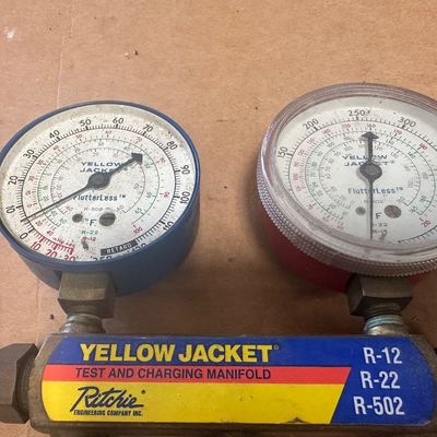 Robinair VacuMaster 15600 HVAC Vacuum Pump with Yellow Jacket Manifold Gauges