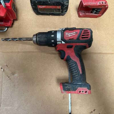 Milwaukee M18 Tool Lot – FUEL 30° Framing Nailer, 2 Drills & CP2.0 Battery