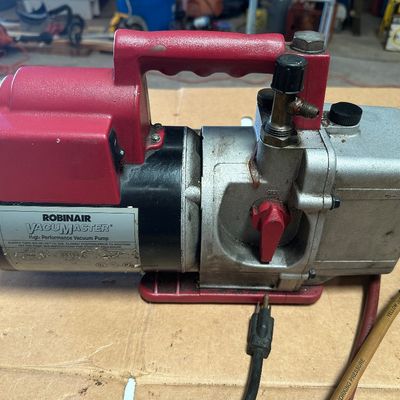 Robinair VacuMaster 15600 HVAC Vacuum Pump with Yellow Jacket Manifold Gauges
