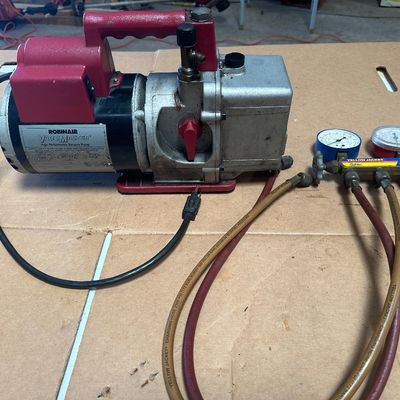 Robinair VacuMaster 15600 HVAC Vacuum Pump with Yellow Jacket Manifold Gauges