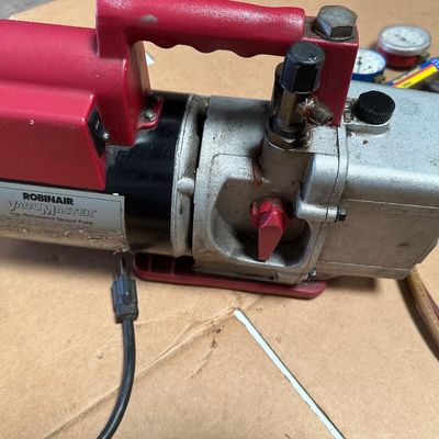 Robinair VacuMaster 15600 HVAC Vacuum Pump with Yellow Jacket Manifold Gauges