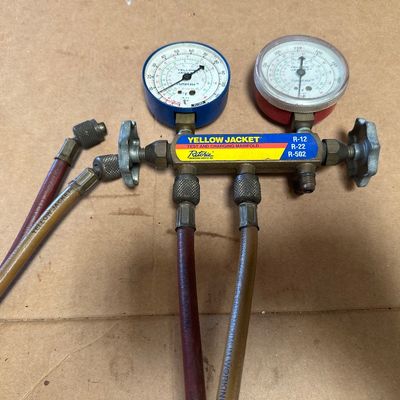 Robinair VacuMaster 15600 HVAC Vacuum Pump with Yellow Jacket Manifold Gauges