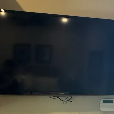 Sale Photo Thumbnail #56: Toshiba 50 inch tv