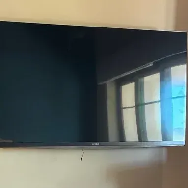 Sale Photo Thumbnail #108: Flat screen 47 smart toshiba tv