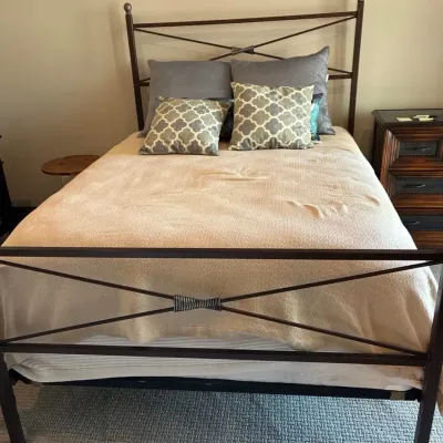 Sale Photo Thumbnail #21: Queen iron bed