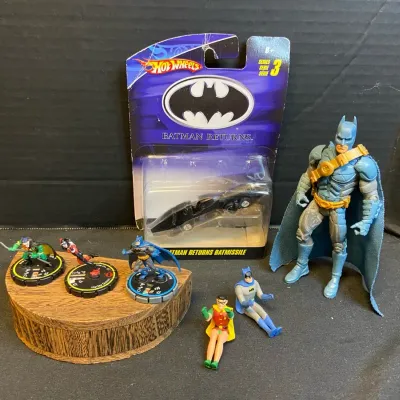 Batmissle Hot Wheels, The Dark Knight Figure, Hypertime Pieces With Batman & Robin