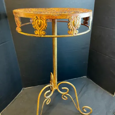 Round Metal Tripod Base Plant Stand