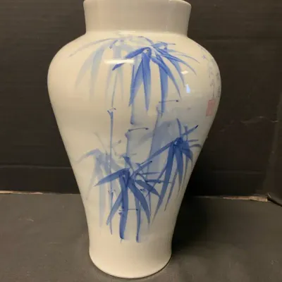 Blue & White Porcelain Vase Decorated With Bamboo