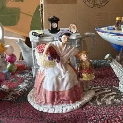 6 Vintage Teapots
