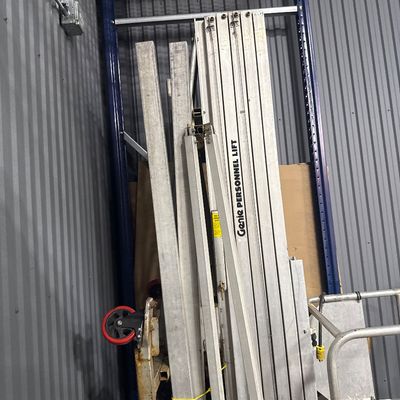 190 - Genie Personnel Lift