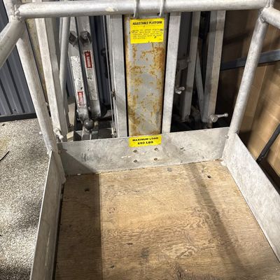 190 - Genie Personnel Lift