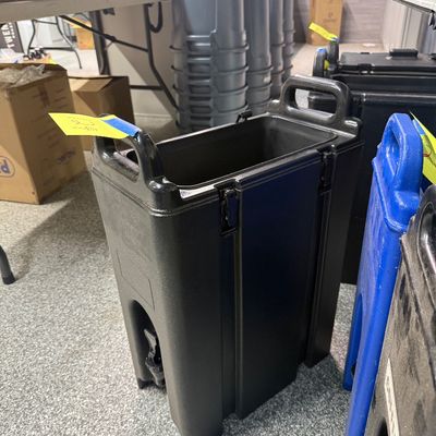 124 - 4.8 Gallon Polyethylene Beverage Dispenser