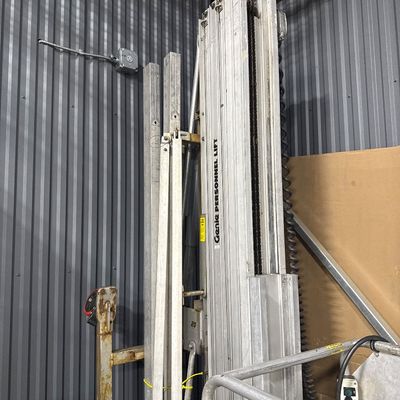 190 - Genie Personnel Lift