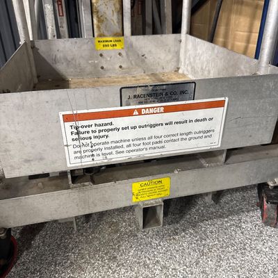 190 - Genie Personnel Lift