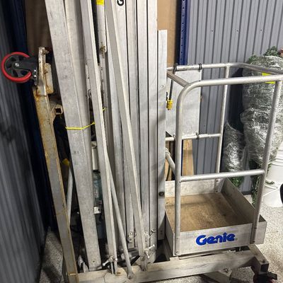 190 - Genie Personnel Lift
