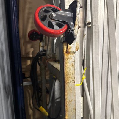 190 - Genie Personnel Lift