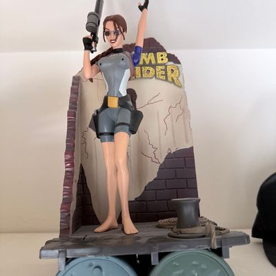 Sale Photo Thumbnail #118: Tomb Raider Lara Croft in Wet Suit Playmates Figure with Diorama Base