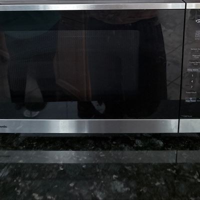 Sale Photo Thumbnail #133: Panasonic Genius Inverter Microwave NN-SC67NS