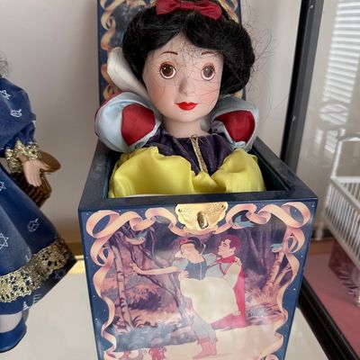 Sale Photo Thumbnail #182: Enesco Disney Snow White Musical Jack-in-the-Box