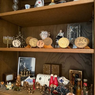 Sale Photo Thumbnail #77: Collection of Assorted Commemorative Medals, Judaica, and Miniature Collectibles