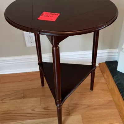 mahogany finish triangular drop-leaf accent table 21x21x25