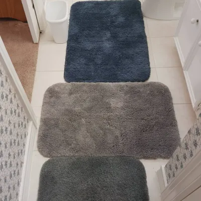 3 Bathroom Rugs & Trash Can