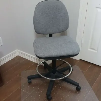 Gray Office Chair & Matt 