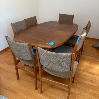 Wood Dining Room Table with Two Leaves And 7 Chairs