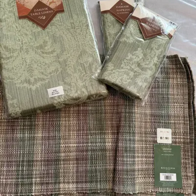 NIP Table Cloth, 8 Napkins And Placemats