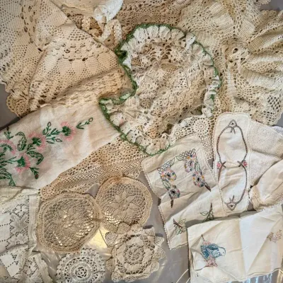 Doilies , Embroidered Linen And Lace Trim