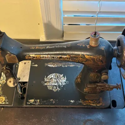 Antique Singer Wood/Cast Iron Sewing Table w/ Machine