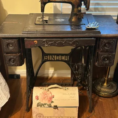 Antique Singer Wood/Cast Iron Sewing Table w/ Machine