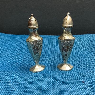 Sale Photo Thumbnail #20: Lot # : 27 - Salt and Pepper Shakers
