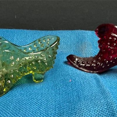 Sale Photo Thumbnail #29: Lot # : 36 - 2 Vintage Fenton Hobnail Cat Head Glass Slippers
