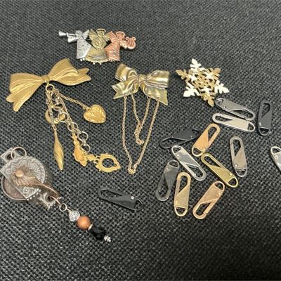 Sale Photo Thumbnail #141: Lot # : 158 - Mixed Metals Brooches and Jewelry Misc.
