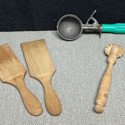 Sale Photo Thumbnail #22: Lot # : 29 - Vintage Kitchen Utensils
