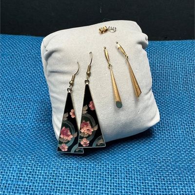Sale Photo Thumbnail #60: Lot # : 67 - Triangular Floral and Golden Earrings
