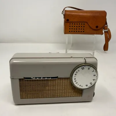 Sale Photo Thumbnail #3: VINTAGE WALES MODEL B-46 TRANSISTOR RADIO & LEATHER CARRYING CASE