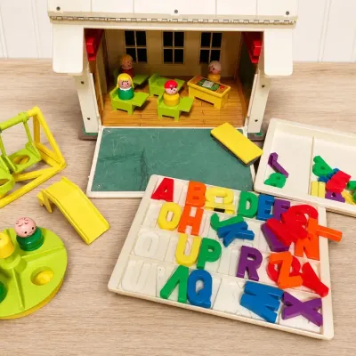 1971 FISHER-PRICE LITTLE PEOPLE PLAY FAMILY SCHOOL