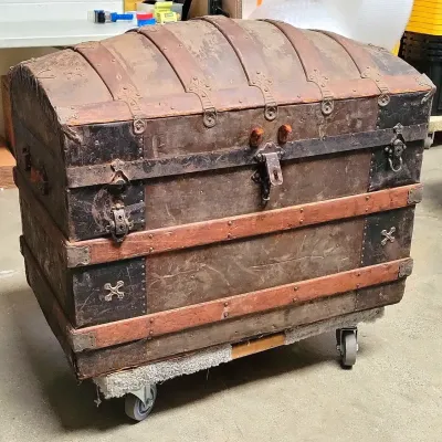 VINTAGE WOODEN TRUNK WITH MILITARIA MEMORABILIA 