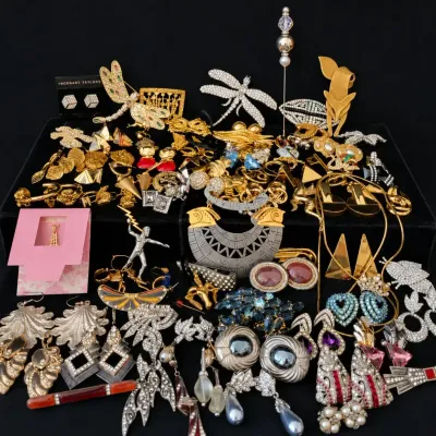 FABULOUS COLLECTION OF VINTAGE ESTATE JEWELRY 