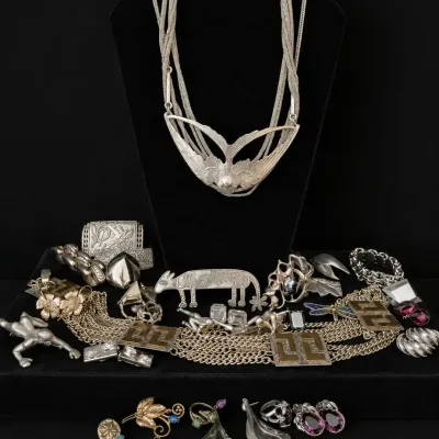 SMALL COLLECTION OF STERLING SILVER JEWELRY WITH SILVER TONE COSTUME JEWELRY 