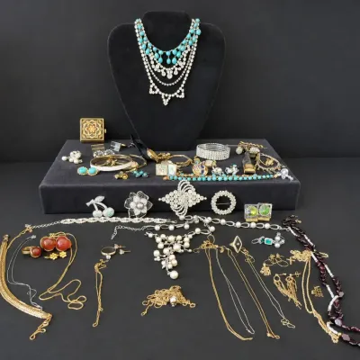 BEAUTIFUL COLLECTION OF 14K GOLD, 18K GOLD AND MORE