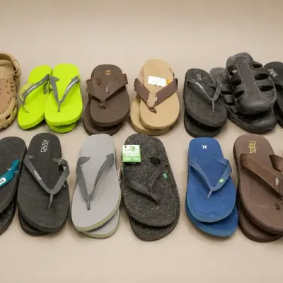 CASUAL ASSORTMENT OF MEN'S AND WOMEN'S FLIP FLOPS (1) SIZE 10-11