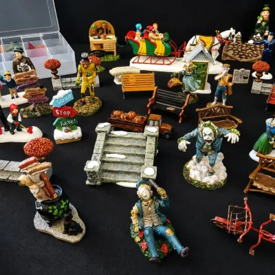 DEPARTMENT 56 VILLAGE COLLECTIBLES - HALLOWEEN AND CHRISTMAS (1)
