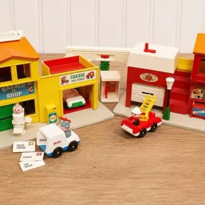 1973 FISHER-PRICE LITTLE PEOPLE PLAY FAMILY VILLAGE