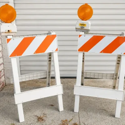 FOLDING TRAFFIC BARRICADES