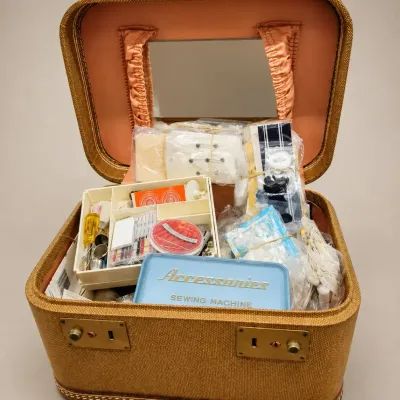 VINTAGE SEWING KIT 